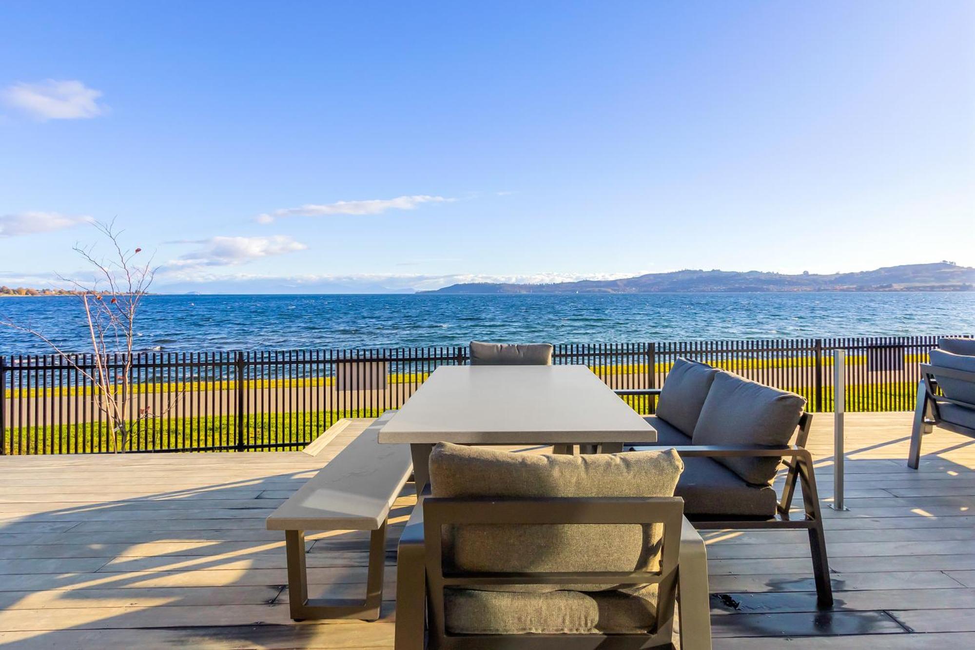 Absolute Lakefront House Taupo Exterior photo