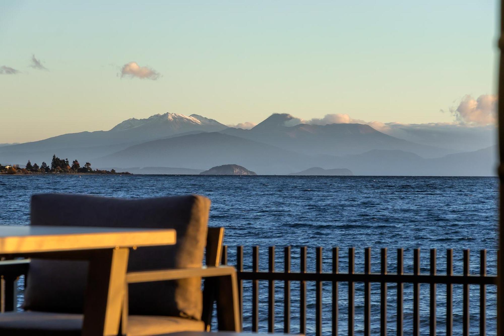 Absolute Lakefront House Taupo Exterior photo